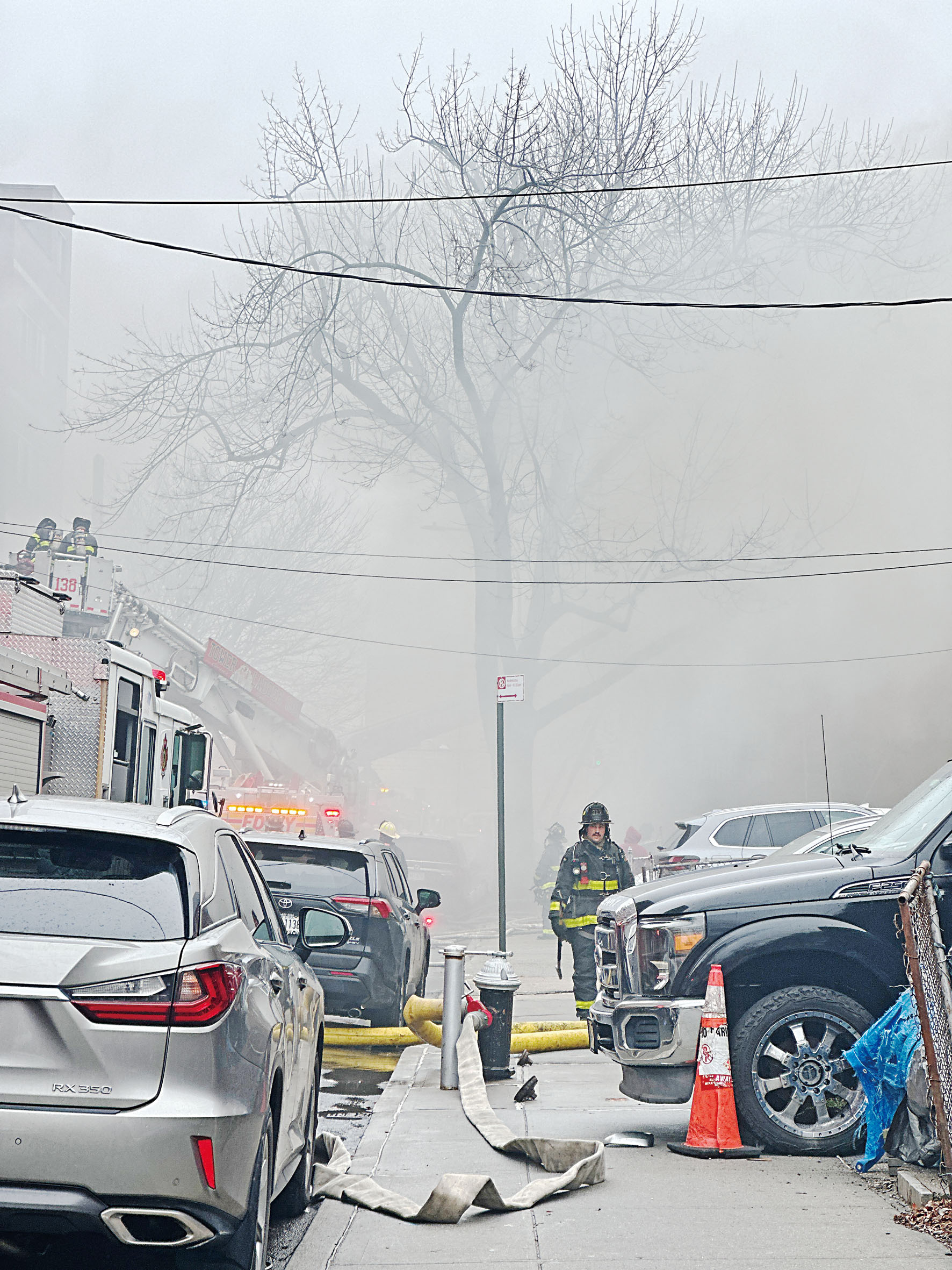 火災後現場煙霧瀰漫 難以靠近