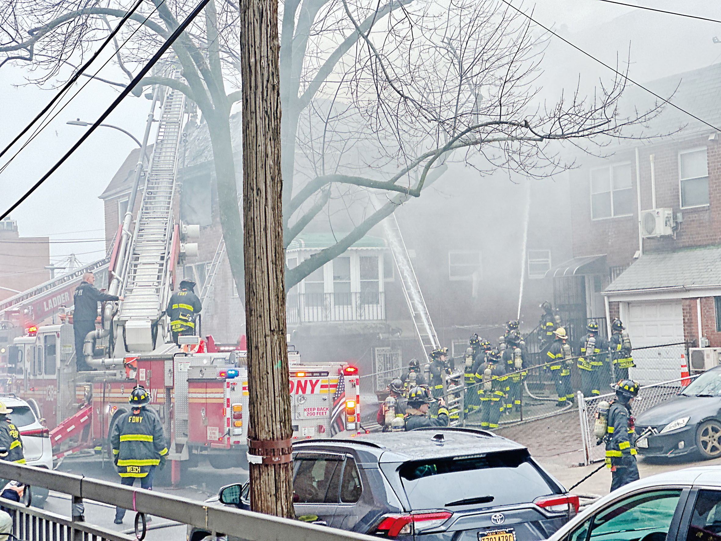 消防人員奮力撲救