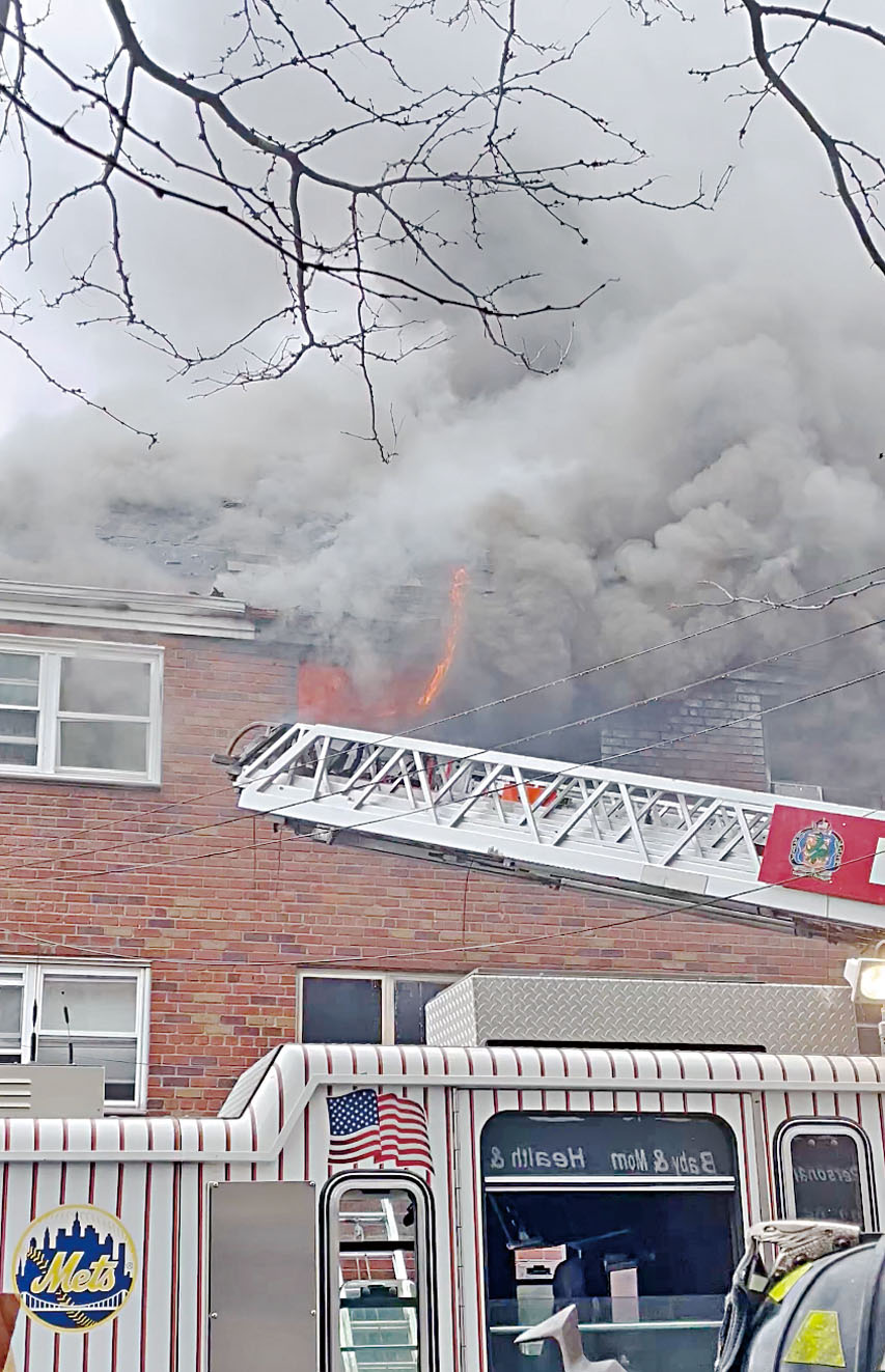 受災房屋黑煙瀰漫