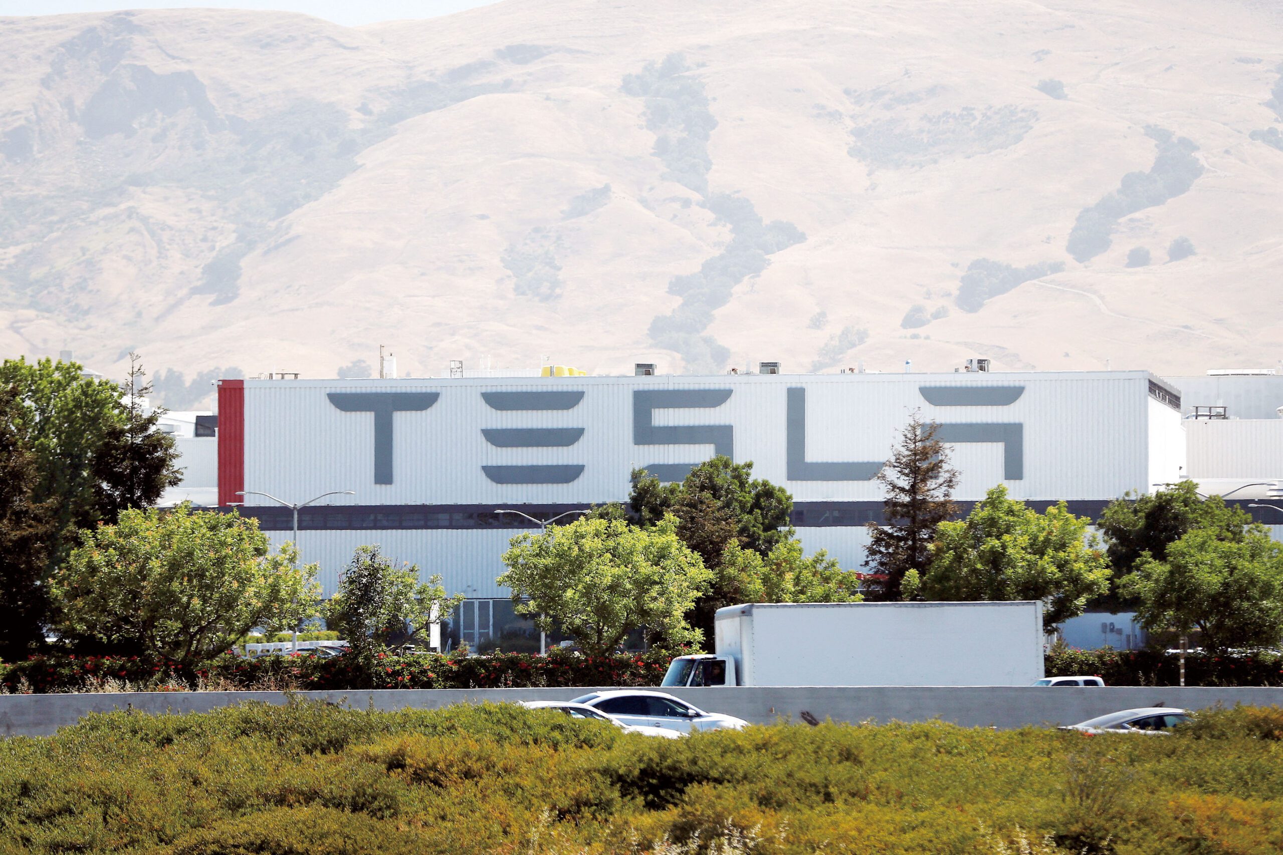 特斯拉CEO馬斯克宣布將啟動超大型半導體工廠計劃，自行生產AI與自動駕駛所需芯片。路透社資料圖片