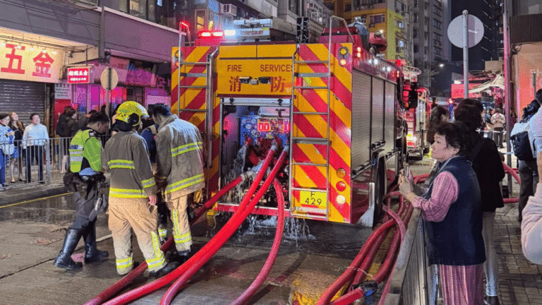 北角明月大廈火警 單位起火兩傷 窗戶墮下擊中女途人