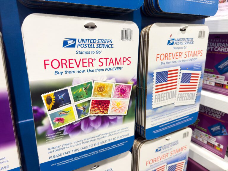 2026 美國郵票漲價全解析：未來突破 1 美元？囤貨攻略與 DOGE 私有化危機詳解