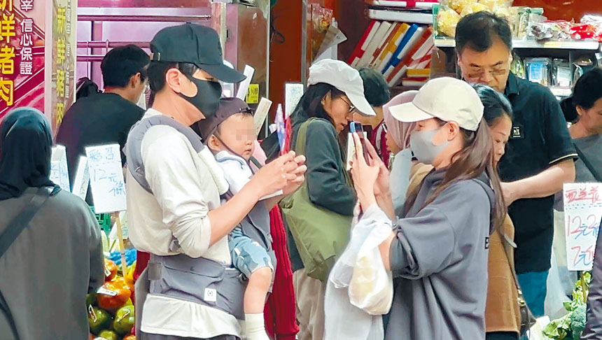 翠如叫阿蕭父子拎住利是拍照，畫面好溫馨。