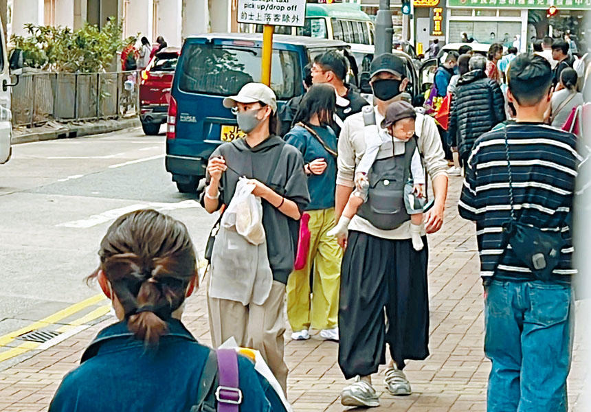 阿蕭、翠如一家三口出巡，打扮低調勁貼地。