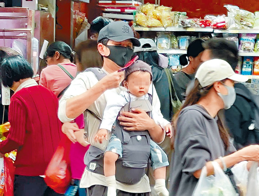 兩父子逛了一圈逗到不少利是。