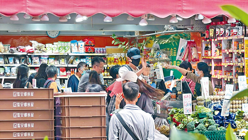 阿蕭開心同街坊打招呼。