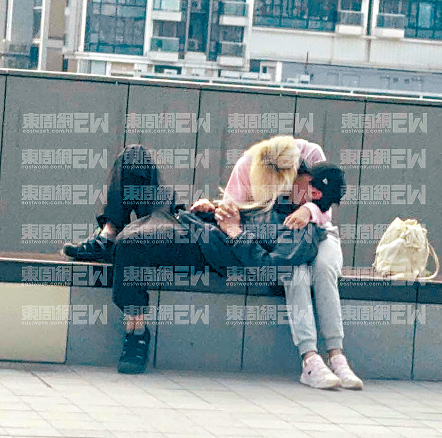兩人旁若無人地卿卿我我及咀嘴。 （《東周刊》圖片）