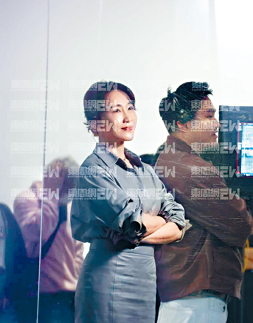 《東周刊》獨家捕獲黎姿在畫廊進行拍攝。