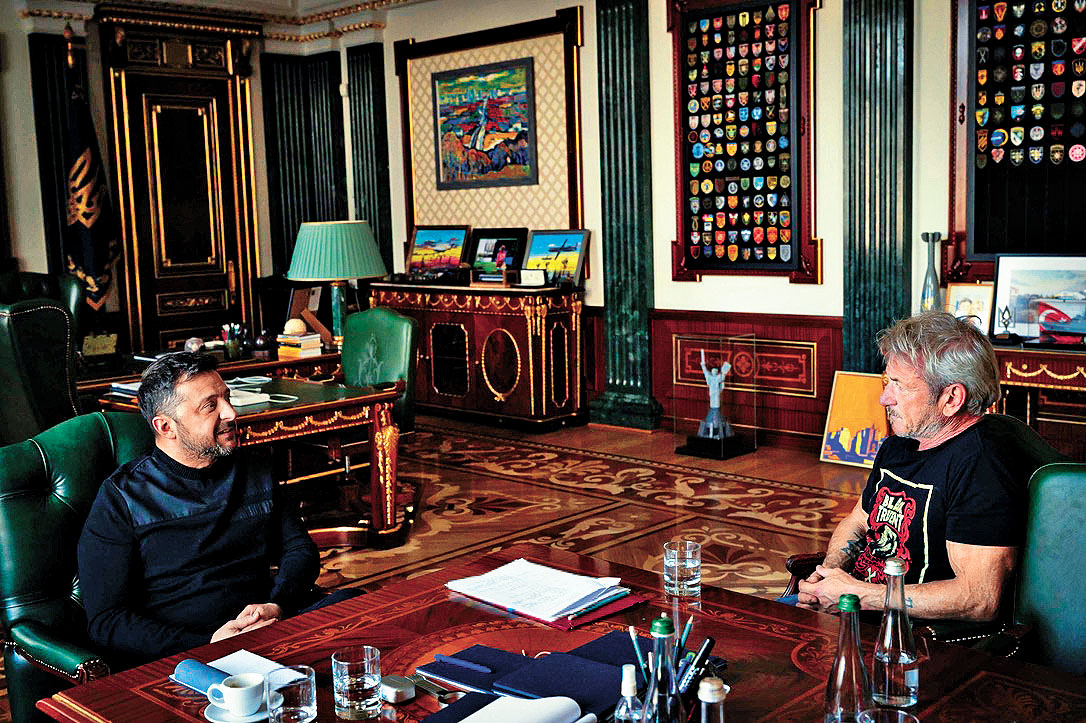 澤連斯基（左）昨日在網上公開與辛潘見面的照片。