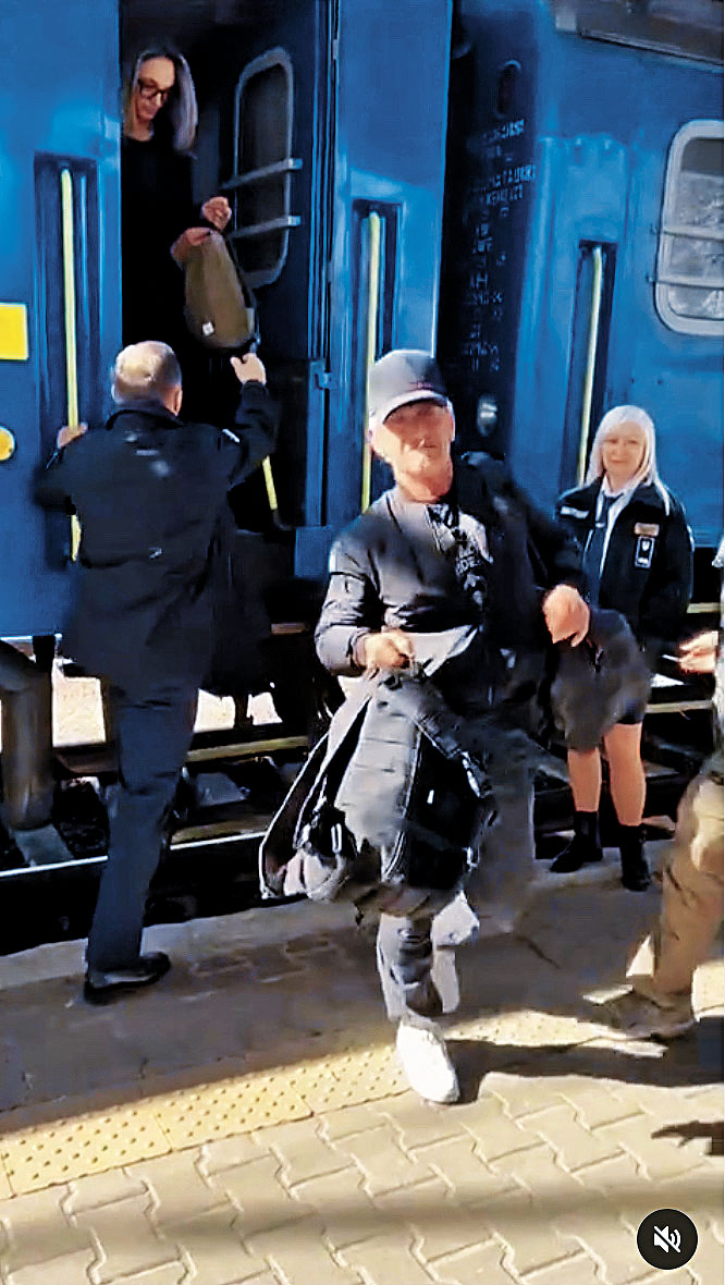 烏克蘭鐵路公司分享辛潘下火車的片段，並指辛潘選擇了烏克蘭而不是奧斯卡。