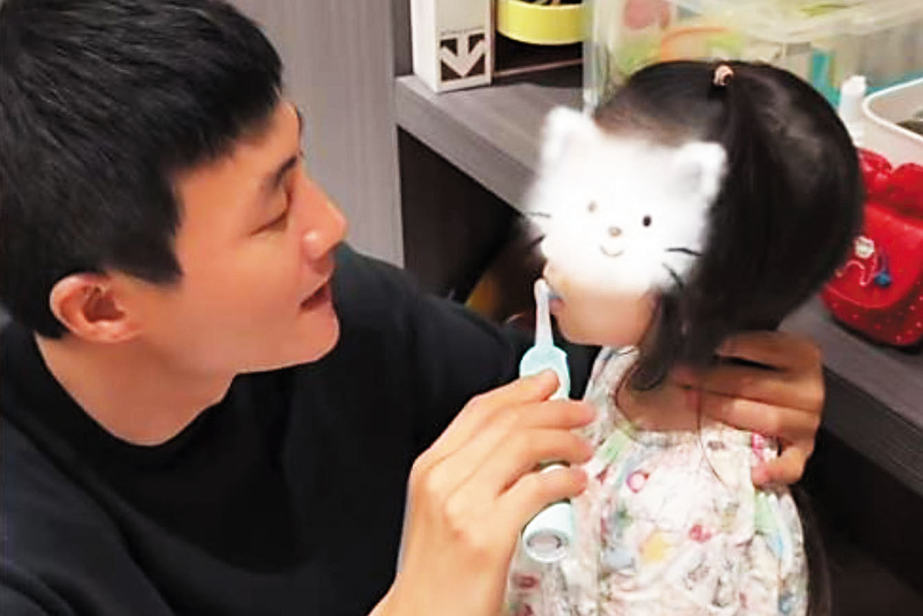 ■杜淳小心翼翼地為女兒刷牙。網上圖片 .c2/.c3 ■杜淳輕輕地為女兒塗面霜。網上圖片