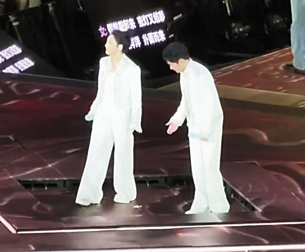 曾毅（右）伸手欲扶玲花。網上圖片