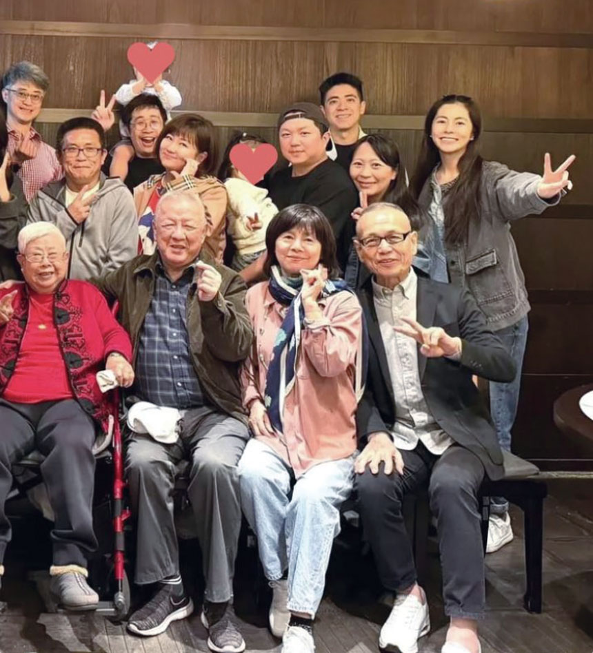 Selina（第2排右2）參加百歲外婆壽宴，近照曝光。網上圖片