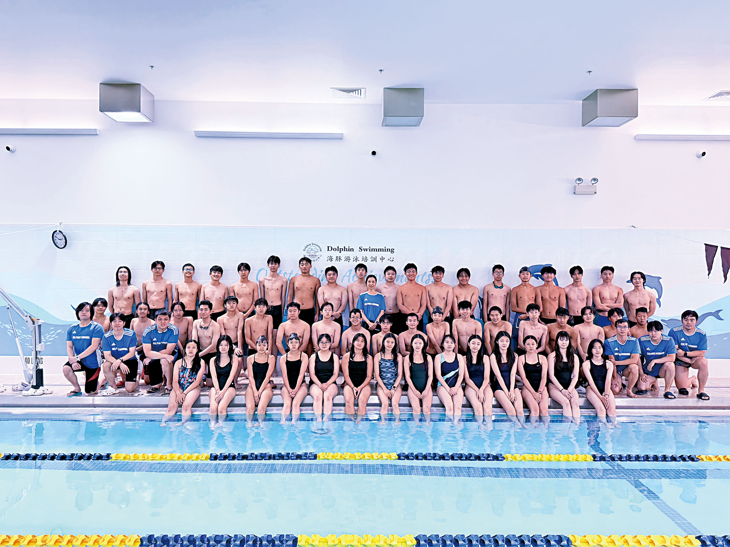 總教練Tiffany(中間藍色上衣)和優秀學員及教練們在海豚旗艦泳池合照。