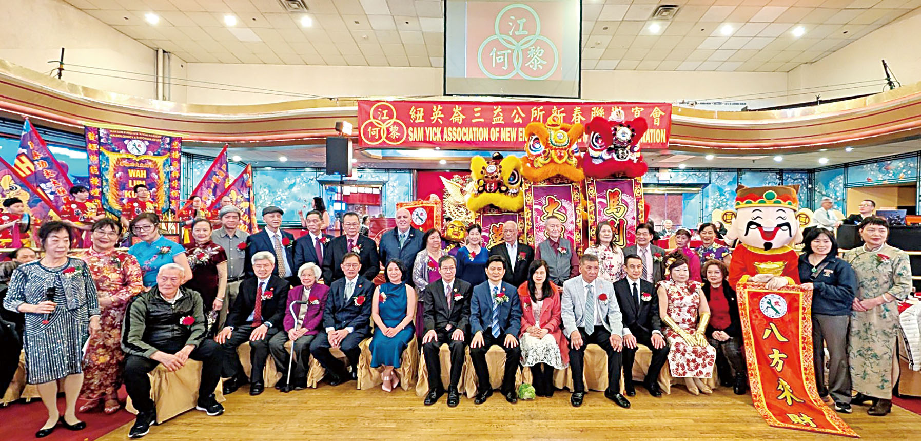 舞獅好手們同宗親會職員及嘉賓合影。李強攝