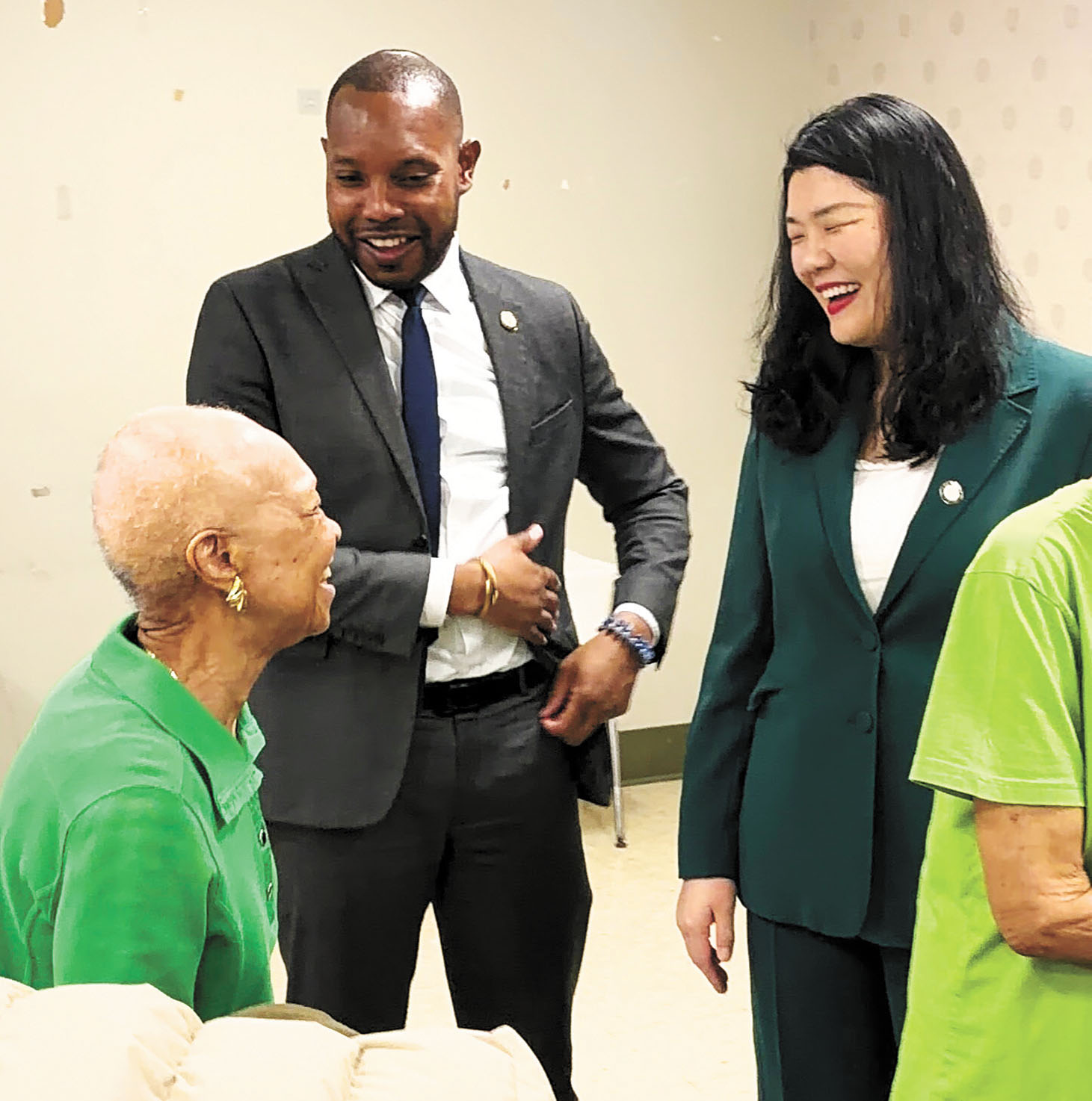 莊文怡(右一)與班克斯(中)17日造訪JASA小星城老年人中心。 莊文怡辦公室提供