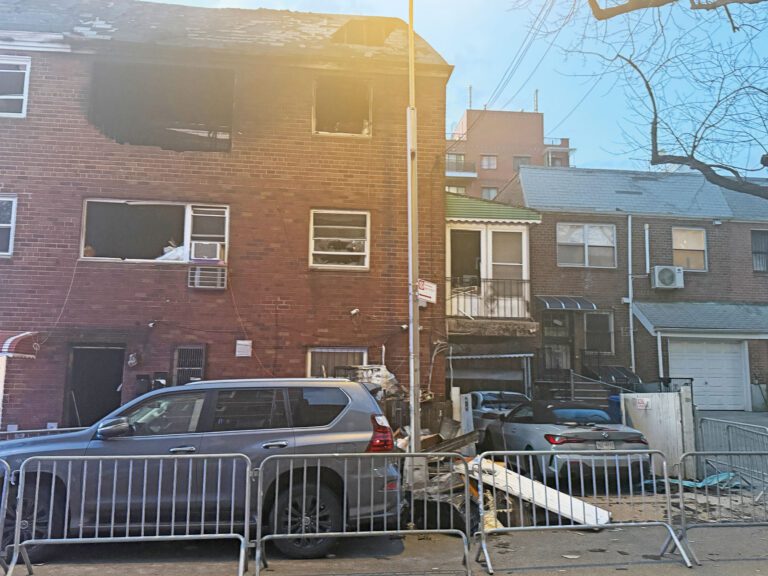 火災後建築屋頂嚴重受損並被熏黑。 讀者提供