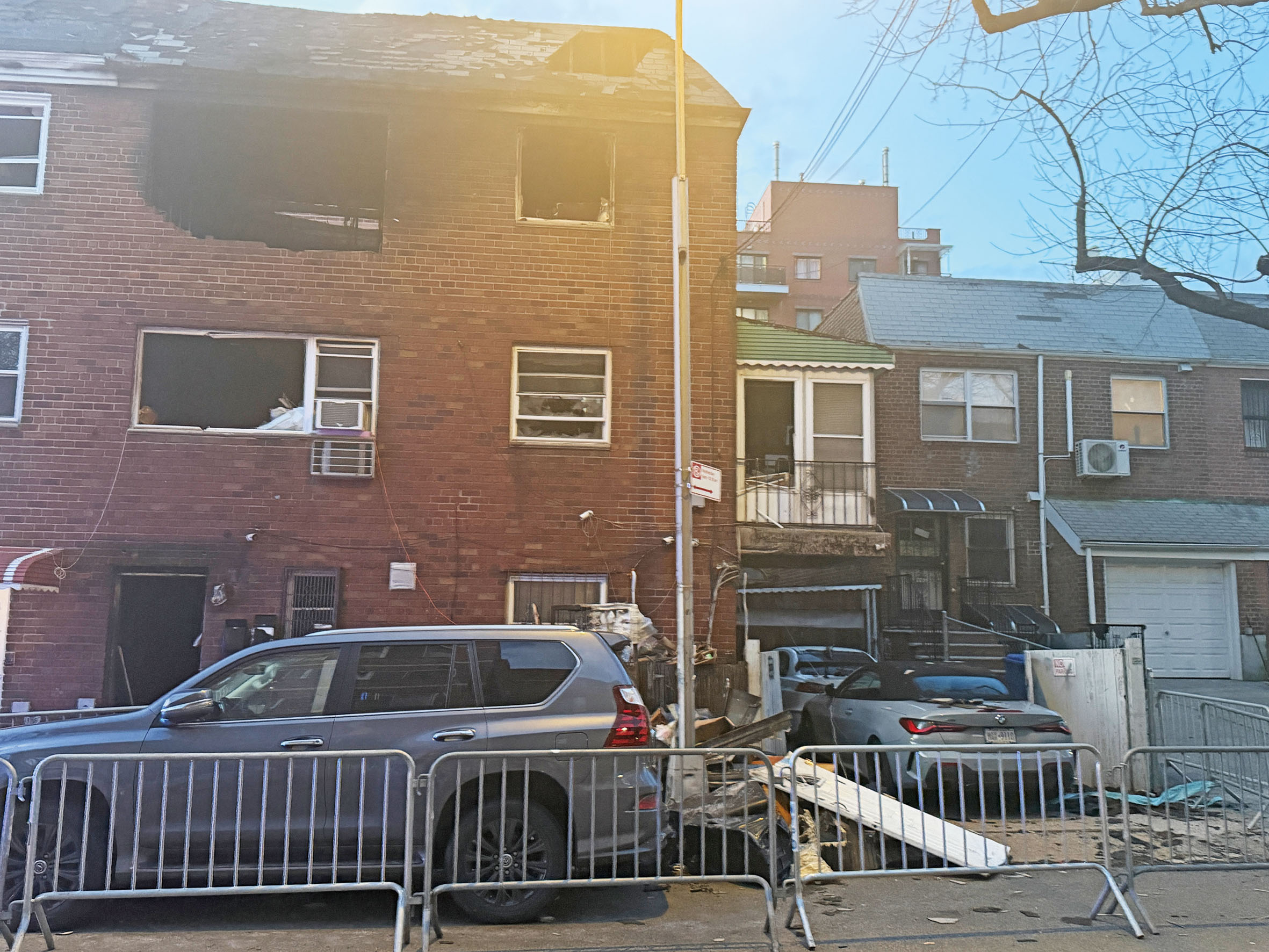 火災後建築屋頂嚴重受損並被熏黑。 讀者提供