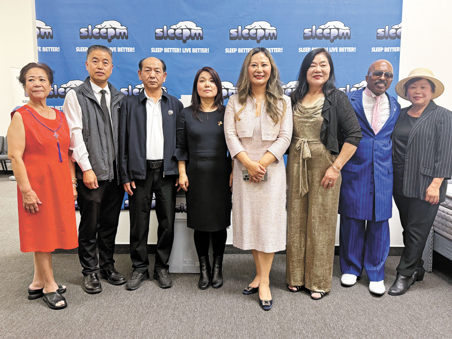 左起：胡秀芳、蕭明強、Owen 高、Dr Nancy Xu、Emma He、Ena Johnson、Andre Ray、Laura Dong發佈會合影。記者陸新攝