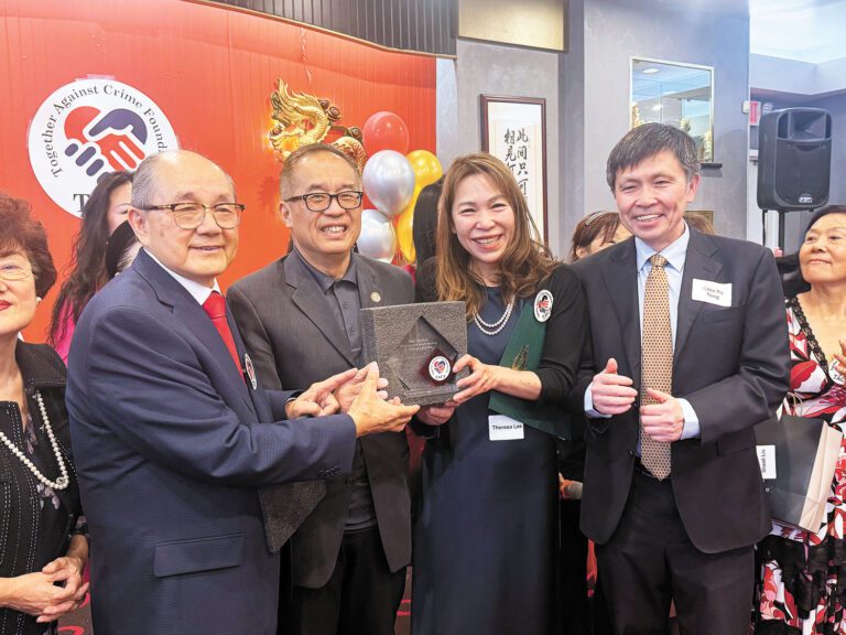 交接會牌。左起：管毅秀、伍立倫、李敏妮、鄧嘉猷。記者陸新攝