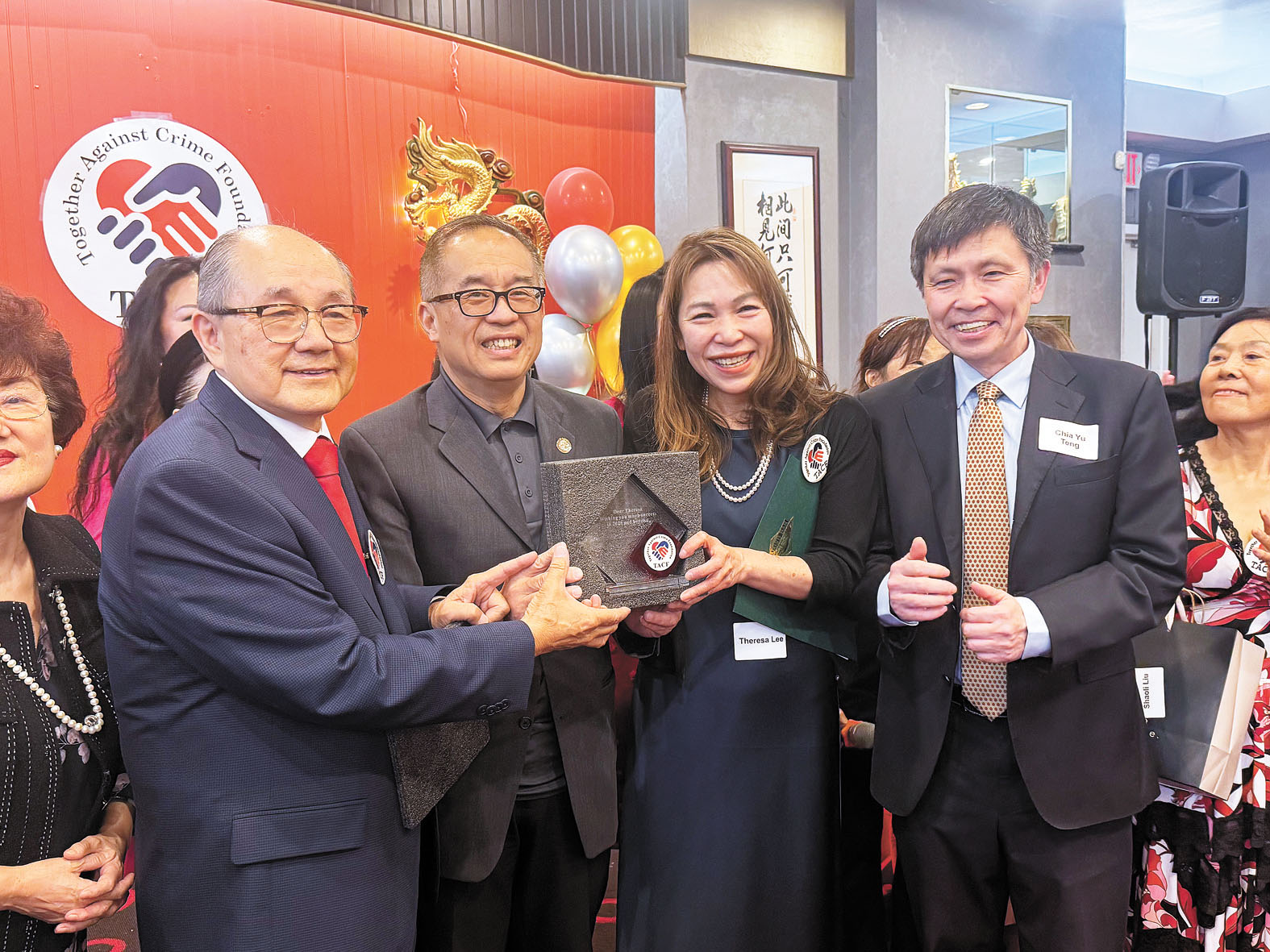 交接會牌。左起：管毅秀、伍立倫、李敏妮、鄧嘉猷。記者陸新攝