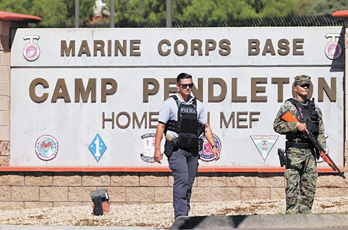10月，在彭德爾頓海軍陸戰隊基地入口處，保全人員站崗放哨。洛杉磯時報