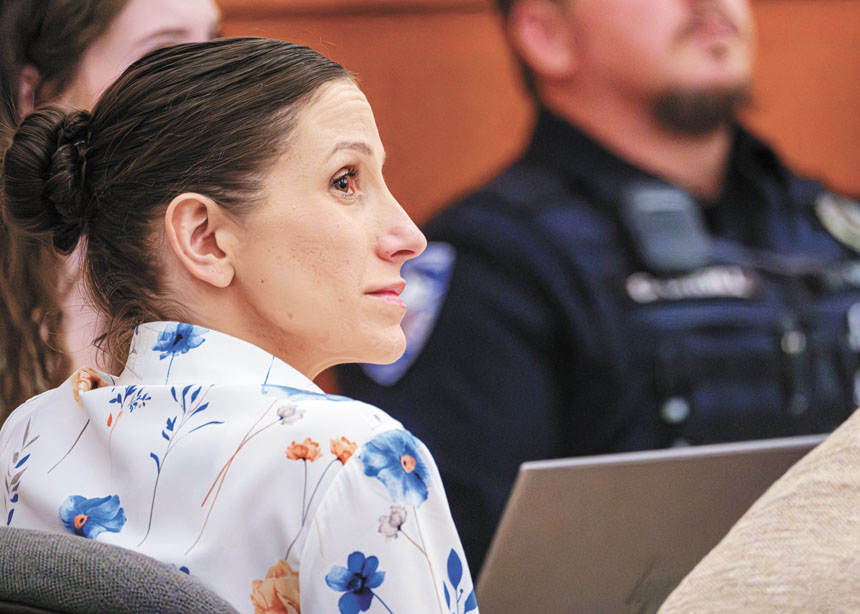 里欽斯（左）被控於2022年3月毒害其丈夫。 美聯社