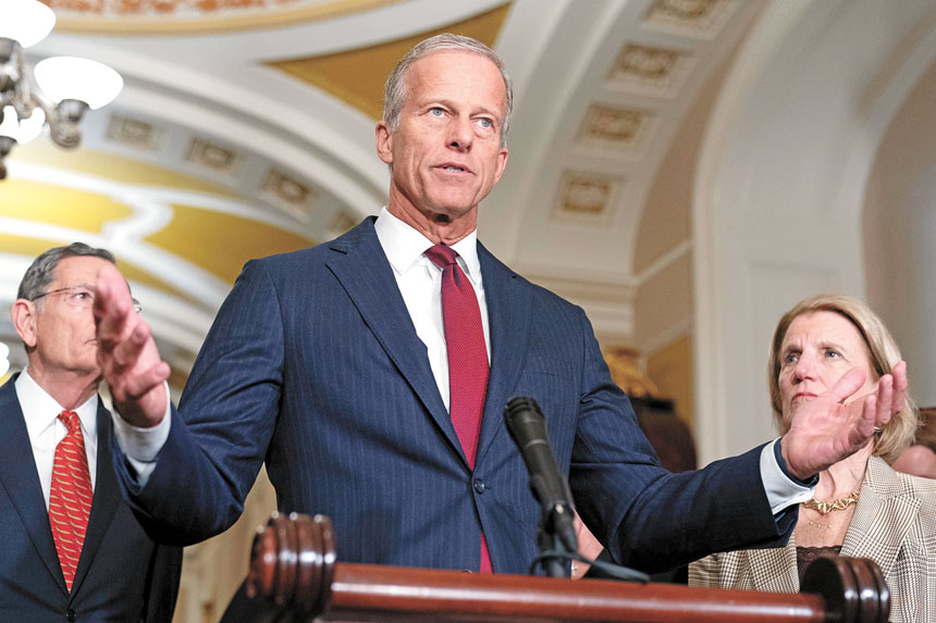 參議院多數黨領袖圖恩試圖在特朗普的堅持與民主黨的堅決反對之間尋求出路。美聯社