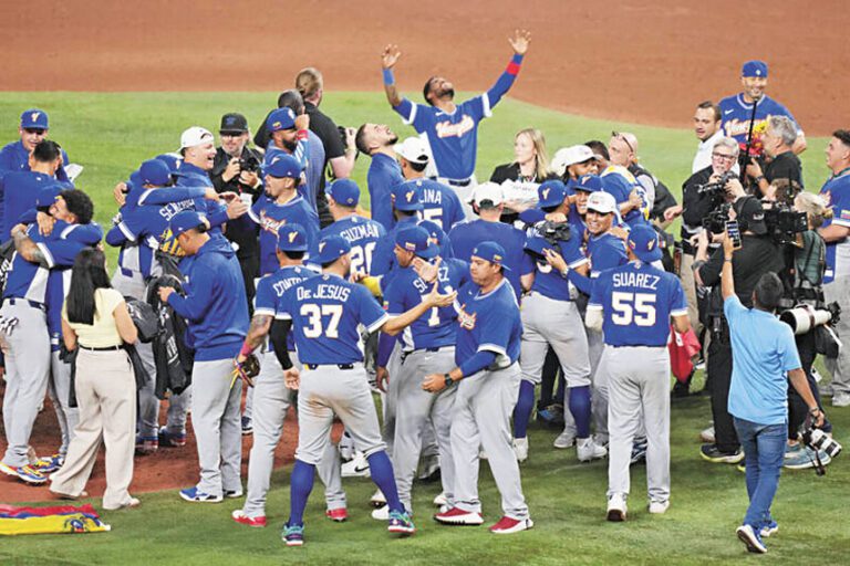 委內瑞拉克服重重困境奪得隊史首座WBC冠軍，球員們賽後激動慶祝。美聯社