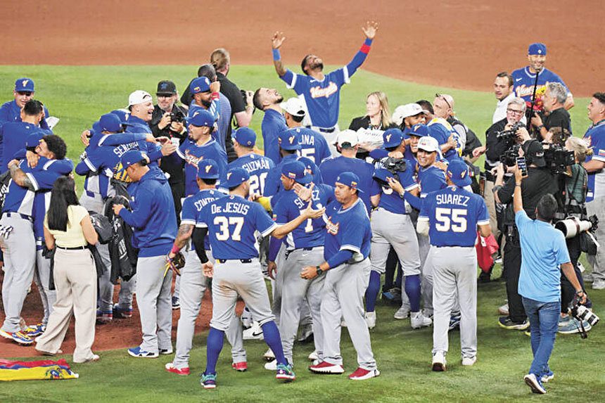 委內瑞拉克服重重困境奪得隊史首座WBC冠軍，球員們賽後激動慶祝。美聯社