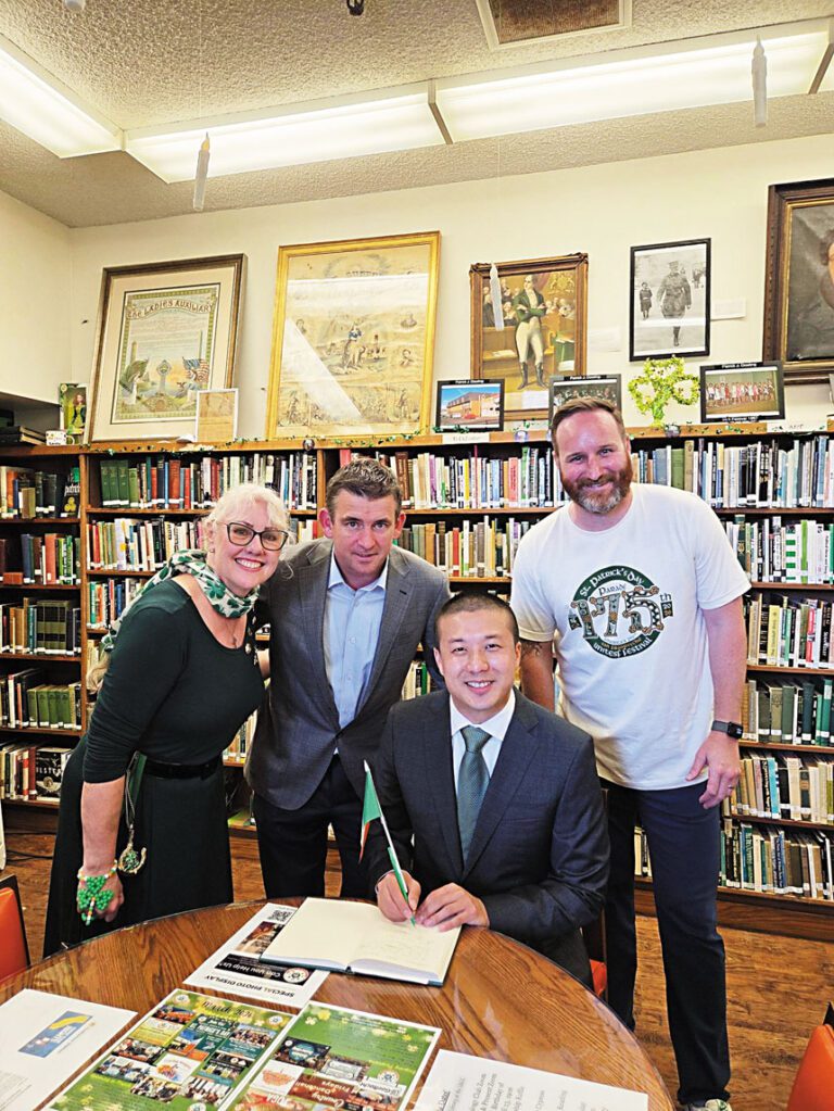 第四區市參事王兆倫（前排中）與愛爾蘭文化中心圖書館館長Jennifer Drennan及行政總監Liam Reidy等合影。王兆倫辦公室提供