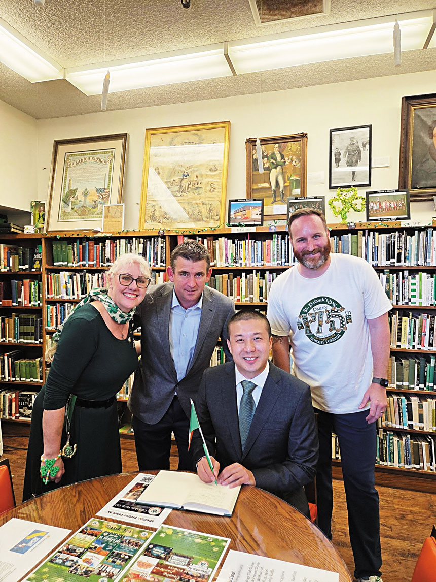 第四區市參事王兆倫（前排中）與愛爾蘭文化中心圖書館館長Jennifer Drennan及行政總監Liam Reidy等合影。王兆倫辦公室提供