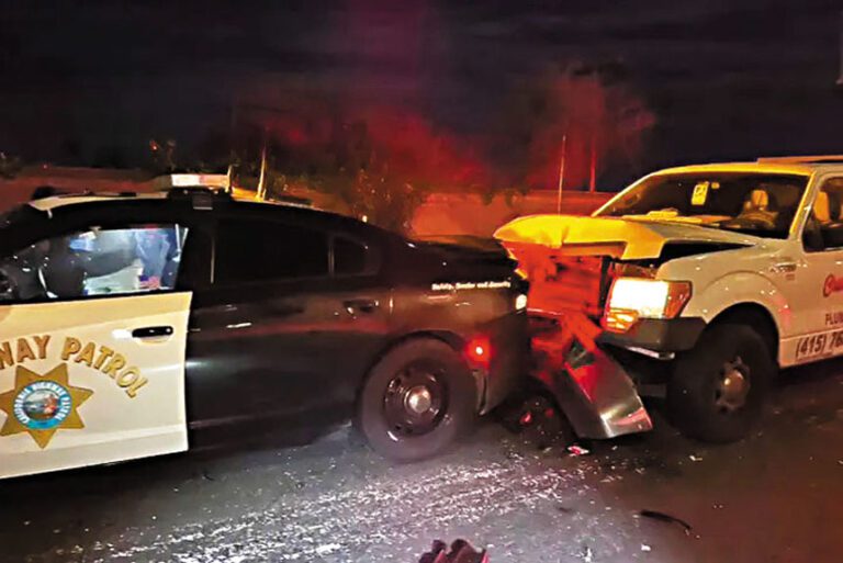 皮卡車司機開車看視頻，直撞加州公路巡警警車。加州公路巡警