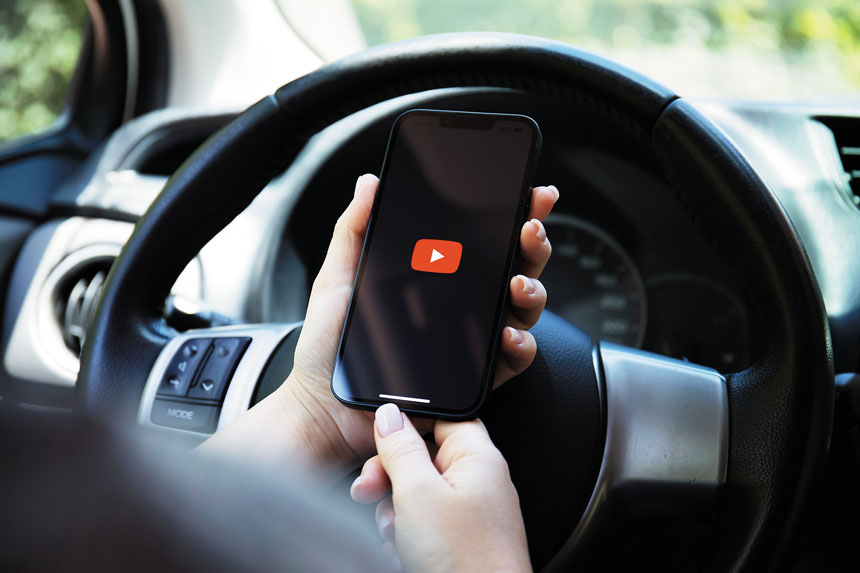 分心駕駛令專家擔憂。Adobe Stock