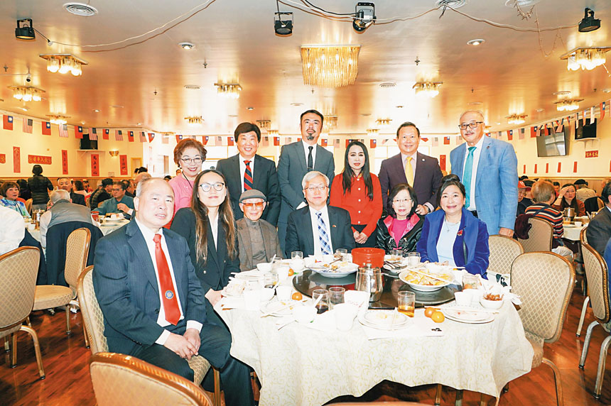 貴賓合影，前左起：余武良、劉岱欣、林炳昌、朱永昌、林馬玉冰、魏德珍，後左起：陳夏儀、譚國亮、梁國緯、呂玉貞、寇惠風、余健全譚國亮攝