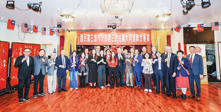 經文處副處長朱永昌、常委呂玉貞、理事長寇惠風暨各僑團首長舉杯向嘉賓祝酒。譚國亮攝