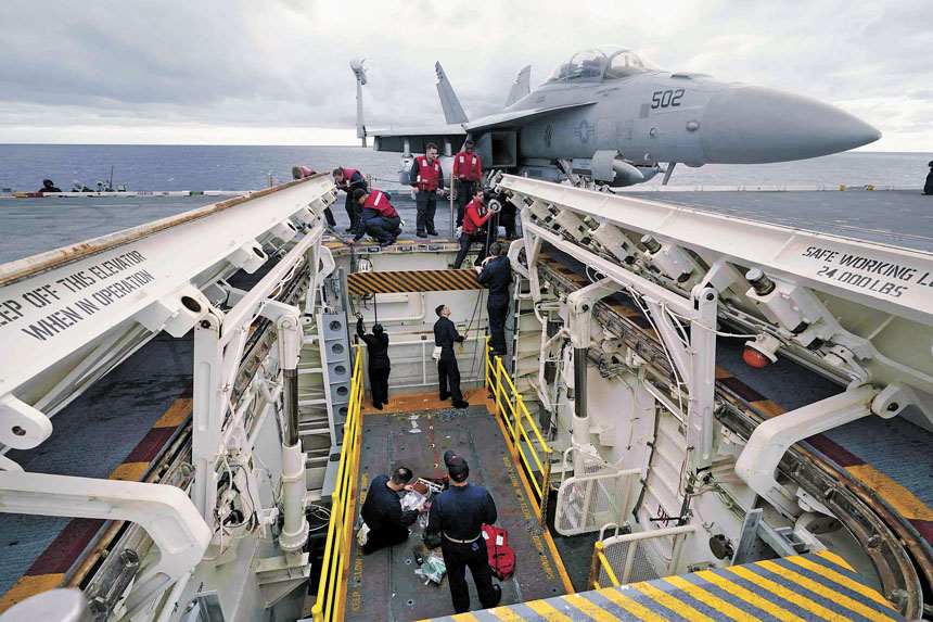 福特號已連續部署10個月，有專家憂心，航艦與船員在長時間部署下都會承受壓力。圖為船員在飛行甲板上工作。美聯社資料圖片