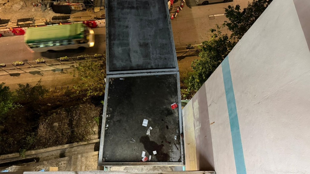 葵涌安蔭邨發生墮樓事件 一名17歲校服少年重傷送院