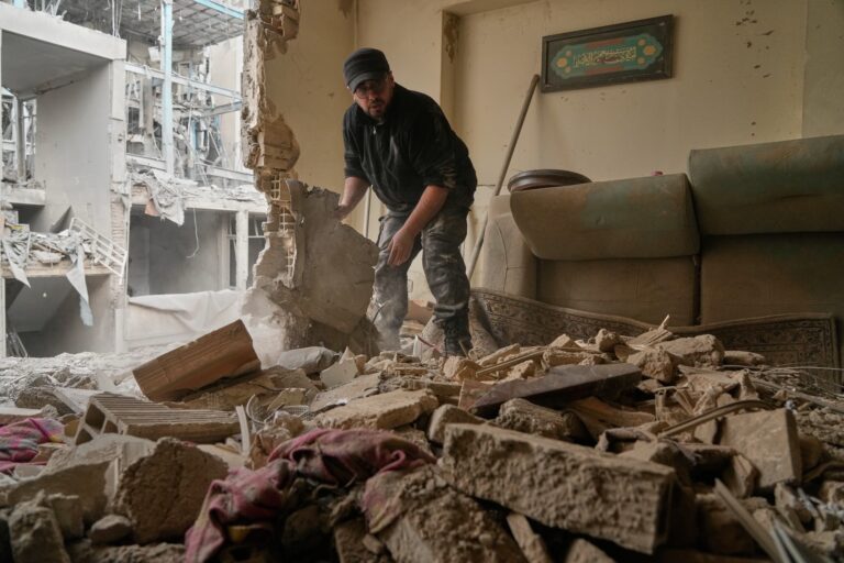 德黑蘭夜空響起爆炸聲，伊朗人活在空襲與政權鎮壓的雙重恐懼下