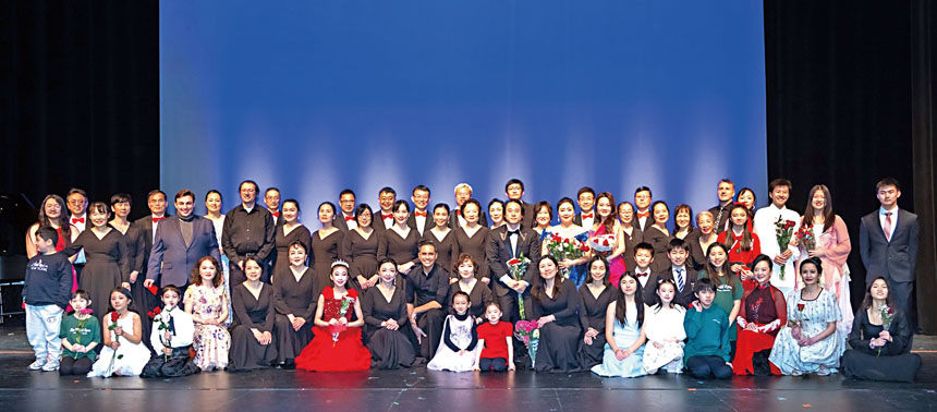 部分演職人員音樂會結束時謝幕。 萬兵傳提供