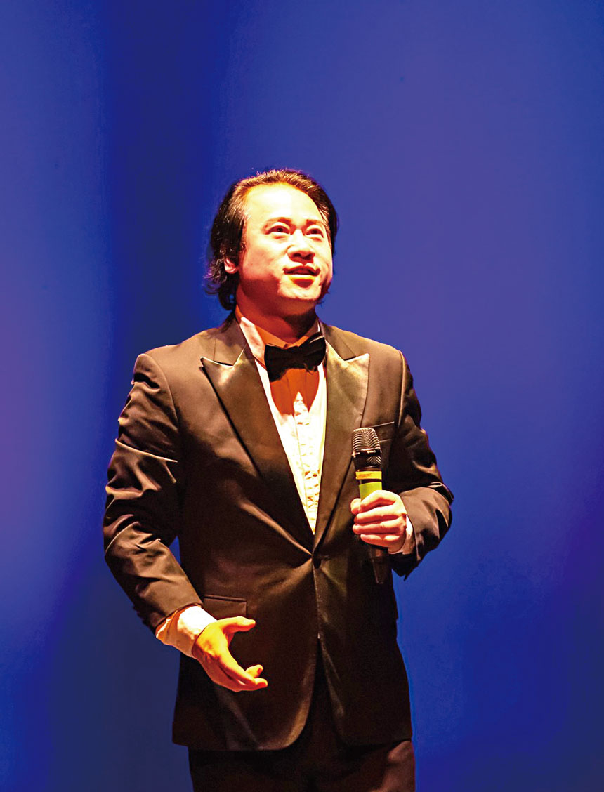 萬兵傳校長在音樂會中演唱歌劇選段。