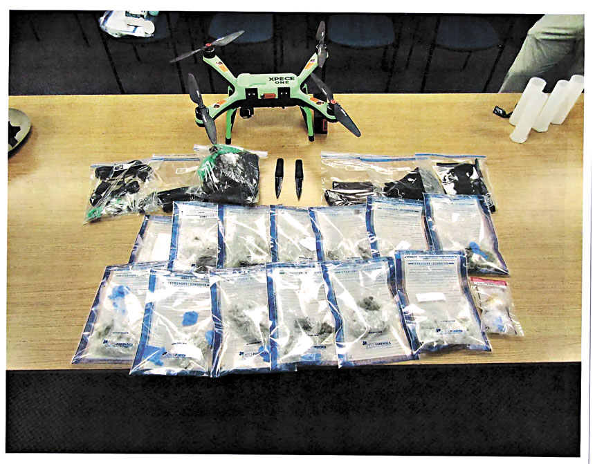 懲教人員目擊無人機投下包裹，並搜獲武器及毒品。 州懲教與社區監督廳圖片