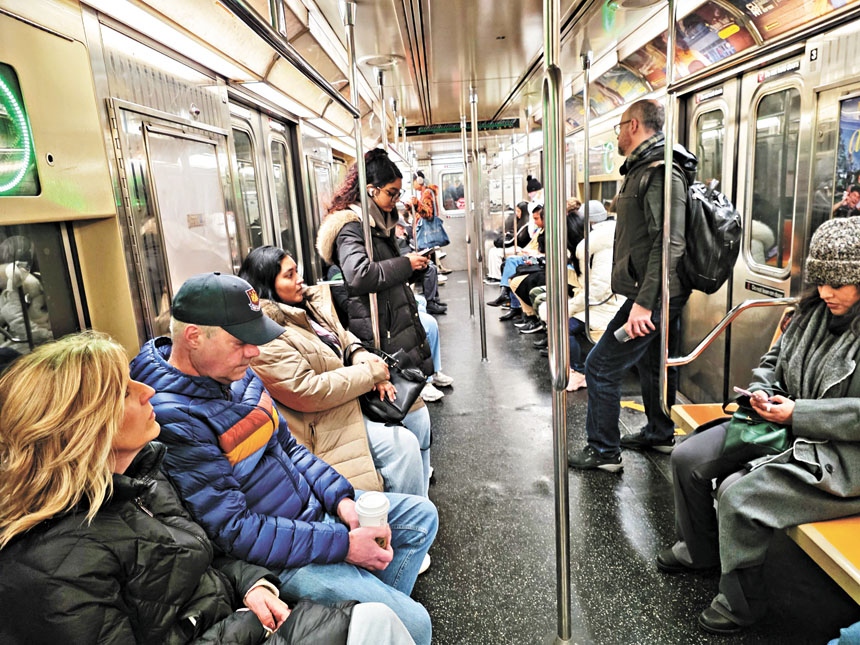 2025年紐約地鐵出行人次接近13億，較2024年增長約7.7%。 本報資料圖片
