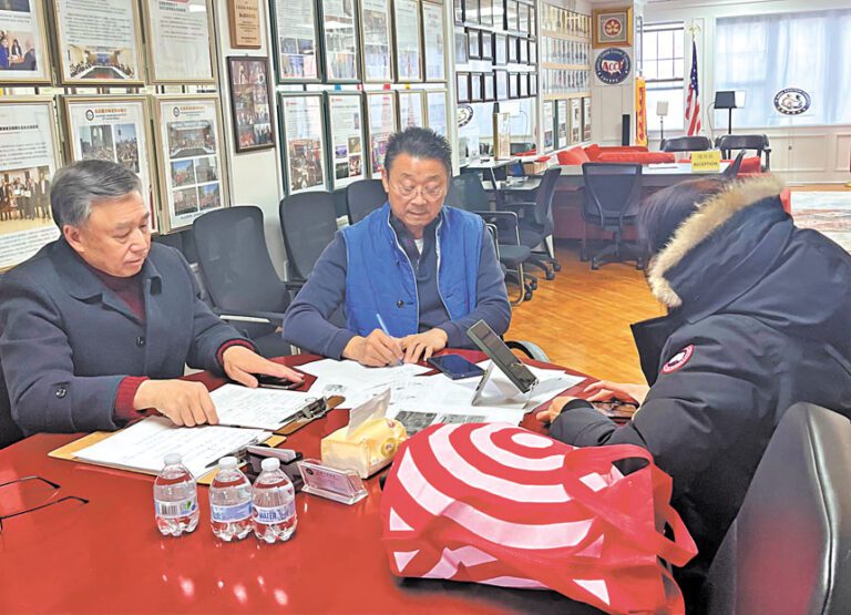 陳女士(右一)在17日向陳善莊(中)與王孟新(左一)求助 。