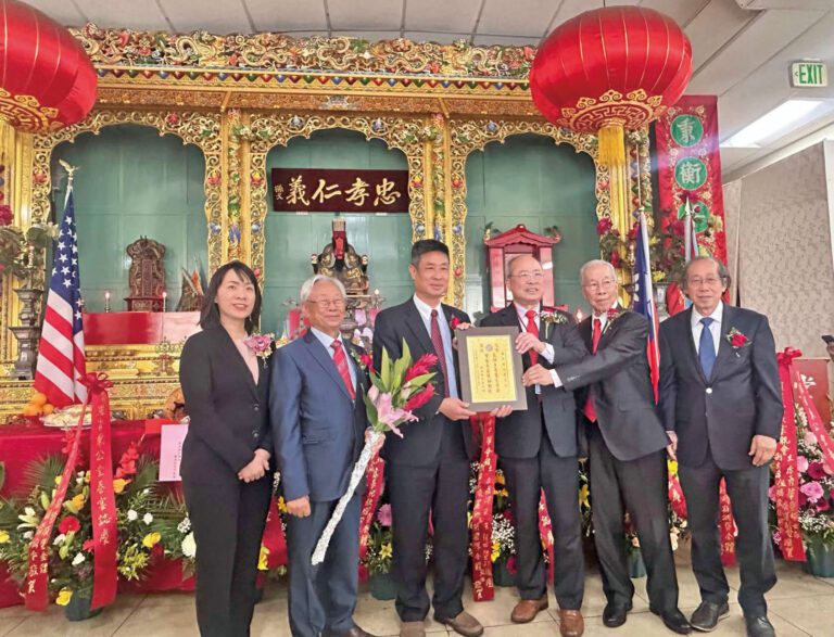 余武良（右3）亦向聶澤英（左3）頒發「總堂元老證書」。羅省秉公堂提供