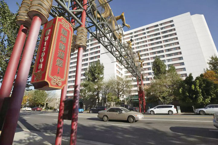 「國泰大廈」是洛杉磯華埠最古老建築之一，租戶抱怨該棟老人公寓破敗不堪。洛杉磯時報