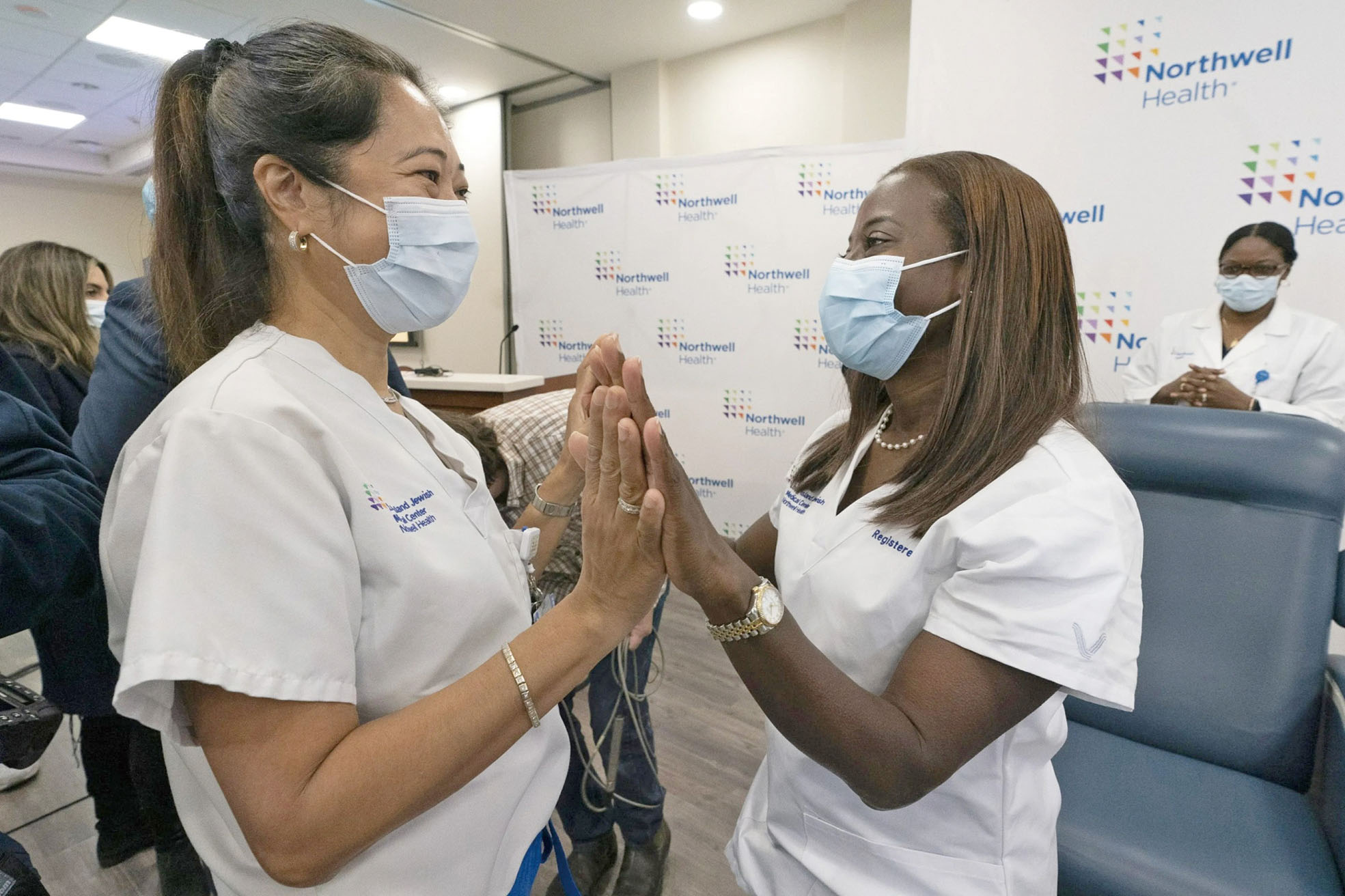 聯邦眾議院跨黨派法案，擬豁免醫師及其他醫療保健從業人員繳納高達10萬美元的H-1B簽證申請費。美聯社