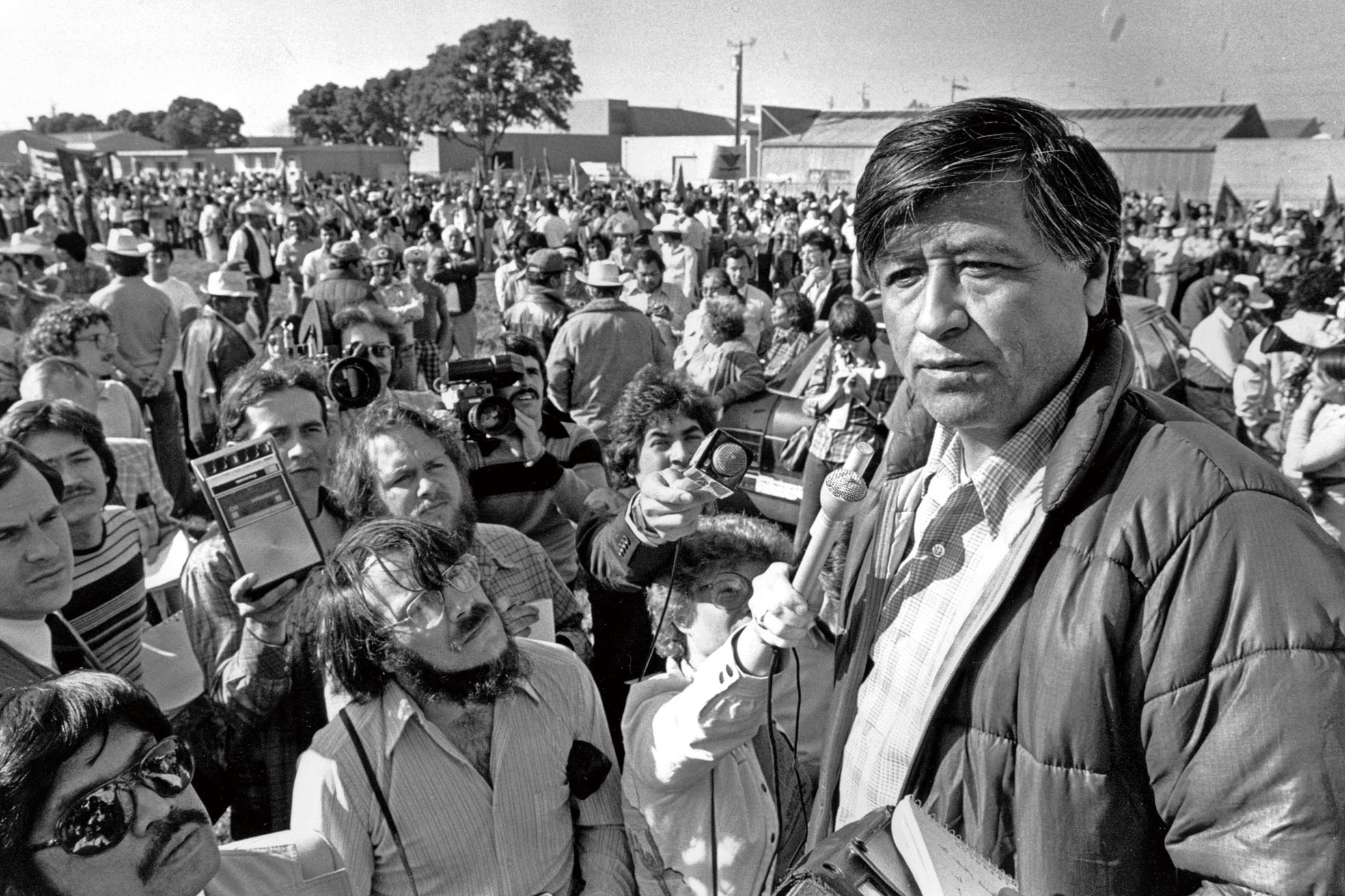 1979年3月7日，在加州的一場大型集會上，聯合農工工會主席查韋斯與罷工的農場工人交談。 美聯社