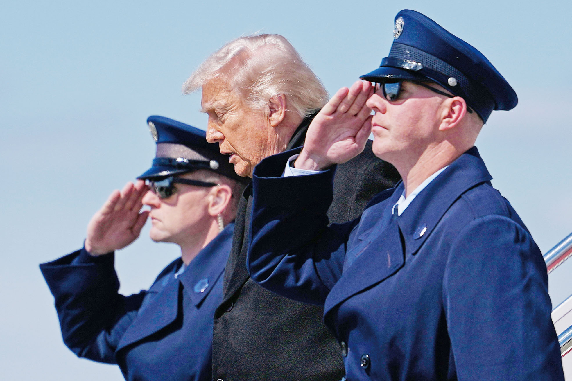 美國總統特朗普18日搭乘空軍一號抵達德拉瓦州多佛空軍基地，參加空軍加油機六名機組人員遺體運送回國儀式。 美聯社