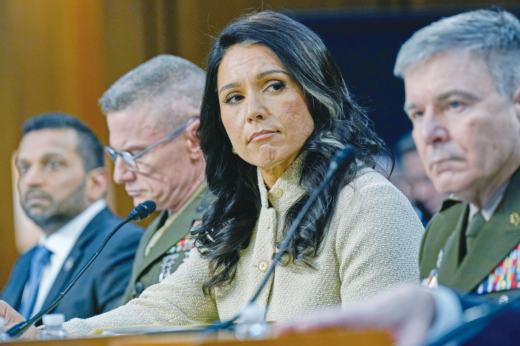 國家情報總監加巴德(右2)等高層18日參議院情報委員會聽證會。 美聯社